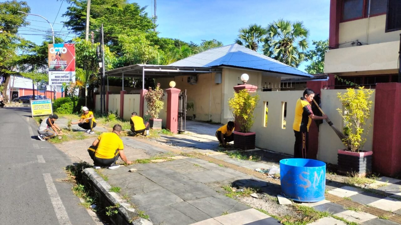 Ciptakan Lingkungan Kerja Yang Apik dan Bersih, Polsek Bontoala Gelar Jumat Bersih
