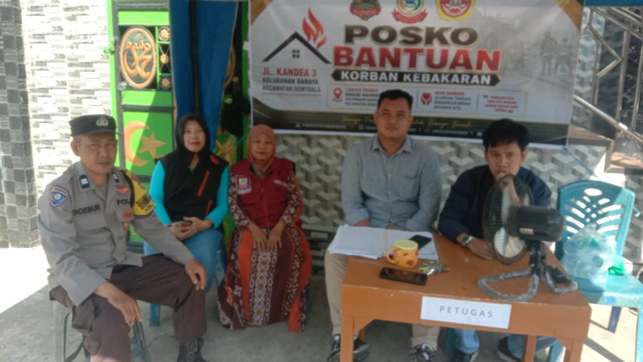 Peduli Korban Kebakaran, Bhabinkamtibmas Baraya Pantau Posko Bantuan