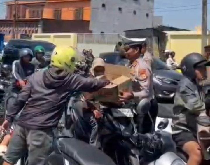 Ditengah Padatnya Antrean BBM, Kasat Lantas Polresta Gowa Bagikan Air Minum 