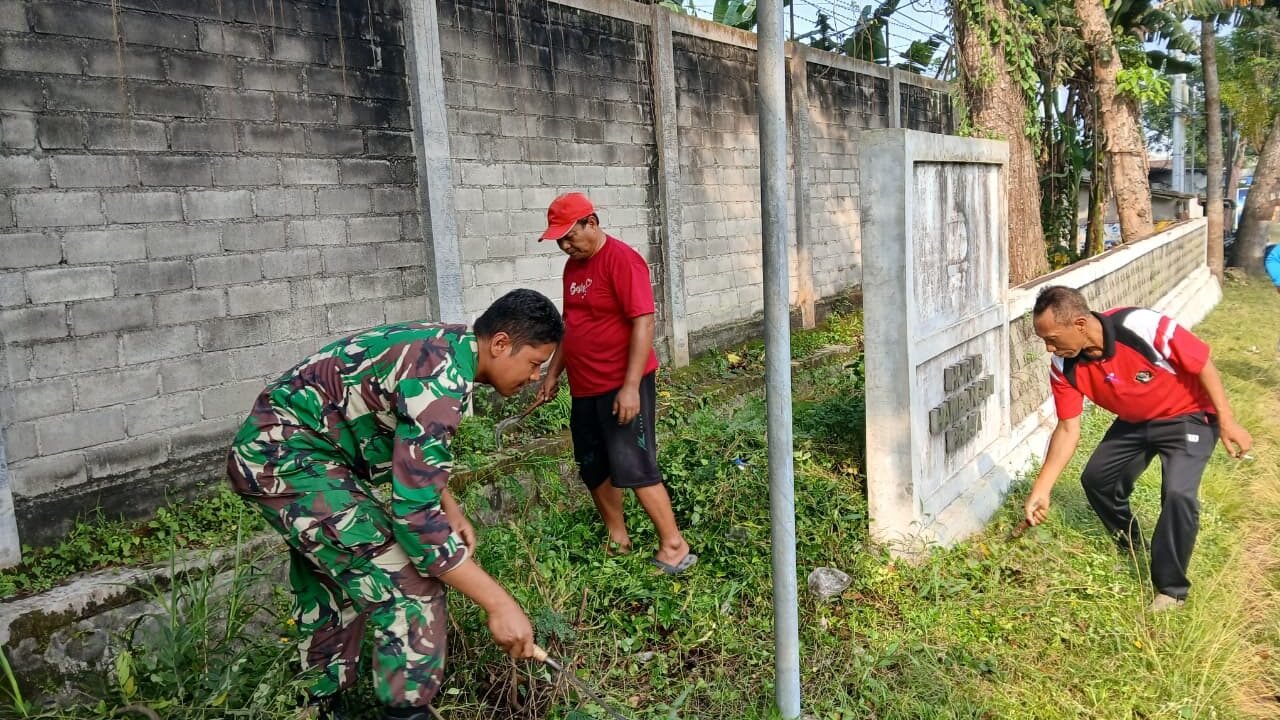 Wujudkan Lingkungan Sehat, Babinsa Sumberdiren Ajak Warga Garum Gotong Royong Jumat Bersih